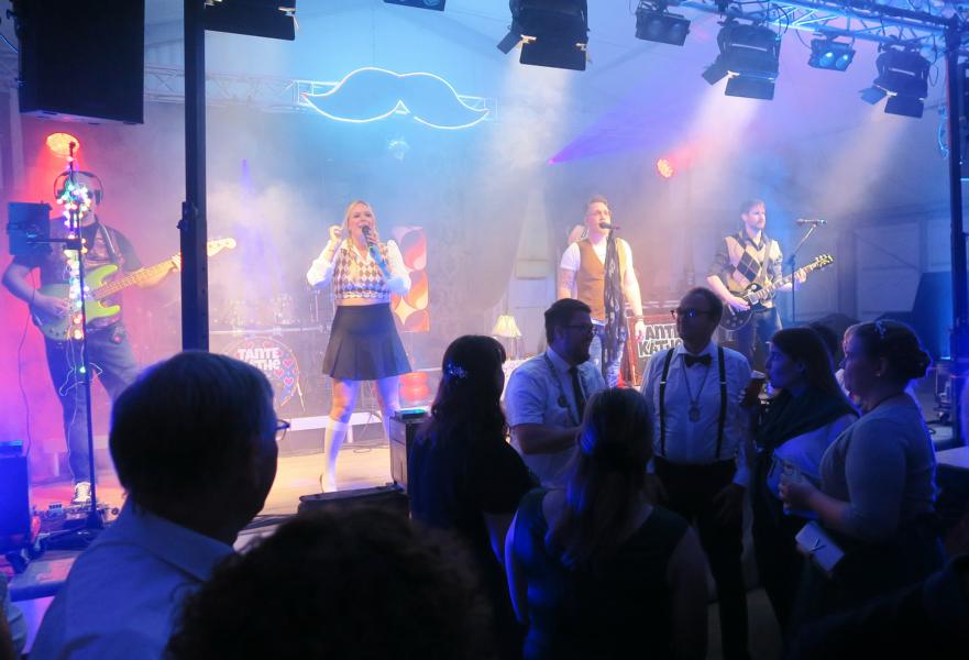 TANTE KÄTHE rockt das Festzelt