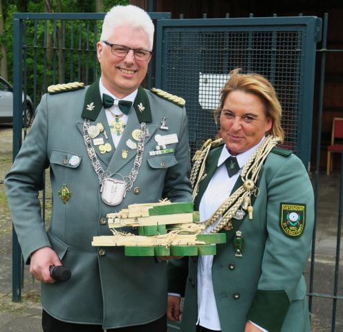 Bezirkskönigin Melanie Heller mit ihren Vogelteilen